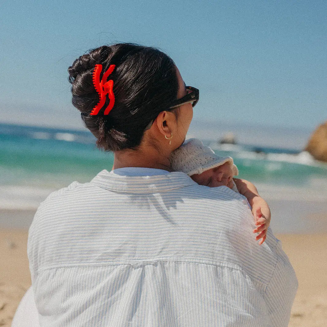 Wavy Midi Hold Everything Claw - Electric Red